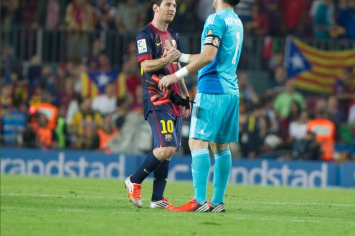 Lionel Messi dan Iker Casillas saat bersaing di Liga Spanyol.