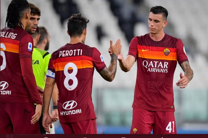 Momen para pemain AS Roma saling berjabat tangan usai salah satu pertandingan berakhir di LIga Italia.