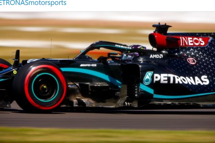 Pembalap Mercedes, Lewis Hamilton, memuncaki daftar waktu lap tercepat pada seri balap F1 70th Anniversary GP yang digelar di Sirkuit Silverstone, Inggris, 7 Agustus 2020. 