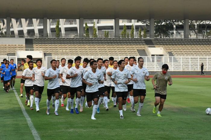 Timnas Indonesia melakukan sesi latihan di Stadion Madya, Senayan, Jakarta Pusat, Jumat (7/8/2020)