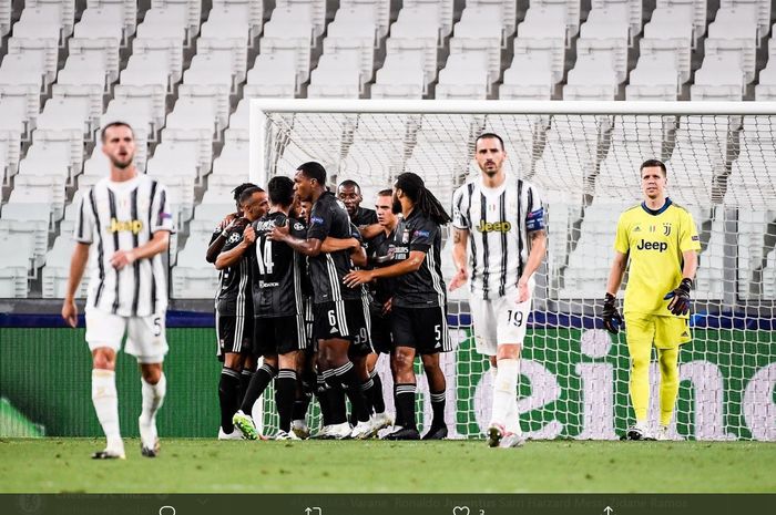 Momen para pemain Juventus  meratapi ketertinggalan gol lewat penalti Memphis Depay pada laga leg kedua babak 16 besar di Allianz Stadium, Jumat (7/8/2020) atau Sabtu dini hari WIB.