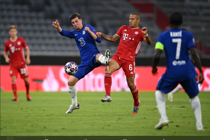 Duel gelandang Chelsea, Mason Mount dengan gelandang Bayern Muenchen, Thiago Alcantara, pada laga leg kedua babak 16 besar Liga Champions  yang berlangsung di Allianz Arena, Minggu (9/8/2020) dini hari WIB.