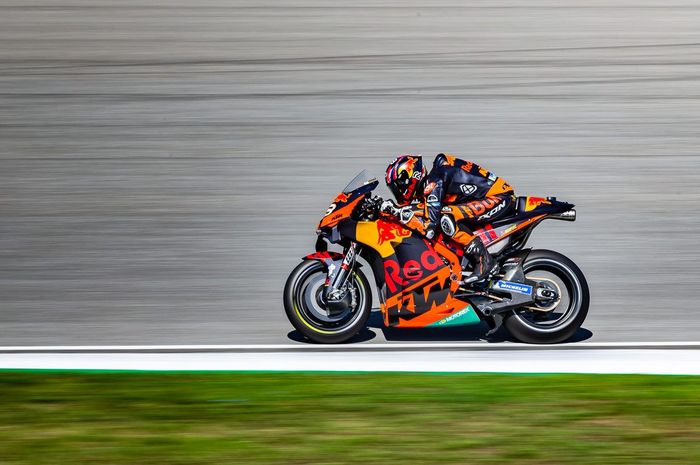 Aksi pembalap Red Bull KTM, Brad Binder, pada sesi kualifikasi MotoGP Republik Ceska yang digelar di SIrkuit Brno, Republik Ceska, 8 Agustus 2020.