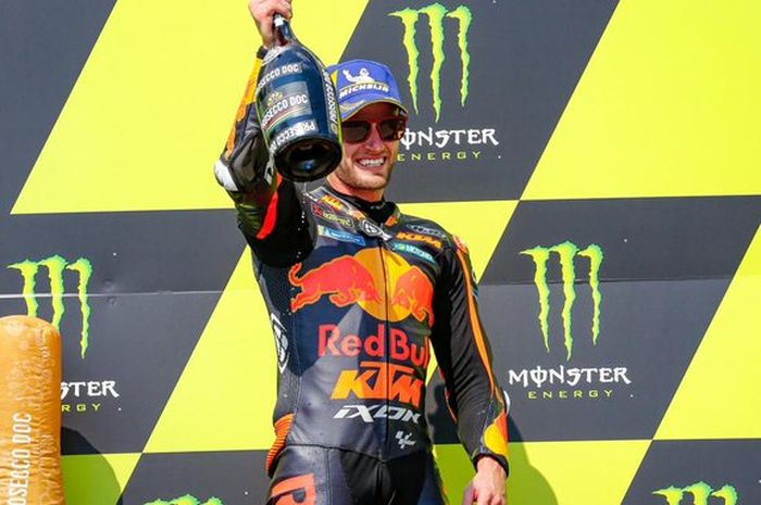 Pembalap Red Bull KTM, Brad Binder, berpose di podium juara MotoGP Republik Ceska di Sirkuit Brno, Minggu (9/8/2020).