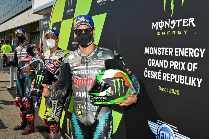 Dari depan ke belakang, Franco Morbidelli (Petronas Yamaha SRT), Johann Zarco (Reale Avintia), Fabio Quartararo (Petronas Yamaha SRT) berpose seusai kualifikasi MotoGP Republik Ceska di Sirkuit Brno, Sabtu (8/8/2020).