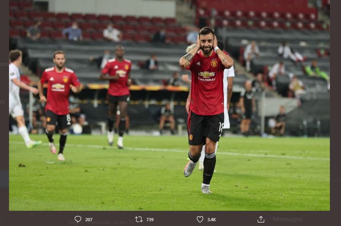 Bruno Fernandes merayakan golnya untuk Manchester United melalui tendangan penalti ke gawang FC Kobenhavn di perempat final Liga Europa di RheinEnergieStadion, Koeln, 10 Agustus 2020.