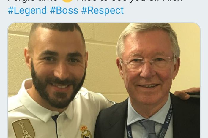 Pemain Real Madrid, Karim Benzema, berpotret bersama pelatih legendaris Manchester United, Sir Alex Ferguson, pada 2017 silam