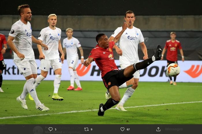 Aksi penyerang Manchester United Anthony Martial, dalam laga perempat final Liga Europa kontra Kobenhavn di Koeln, 10 Agustus 2020.