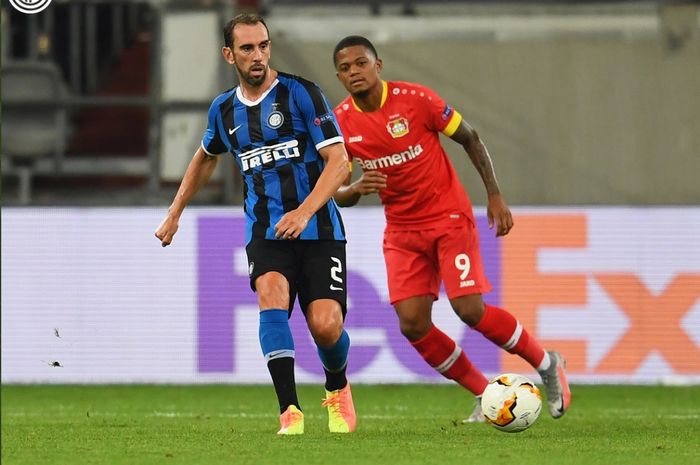 Bek Inter Milan, Diego Godin, berhadapan dengan penyerang sayap Bayer Leverkusen, Leon Bailey, pada babak perempat final Liga Europa.