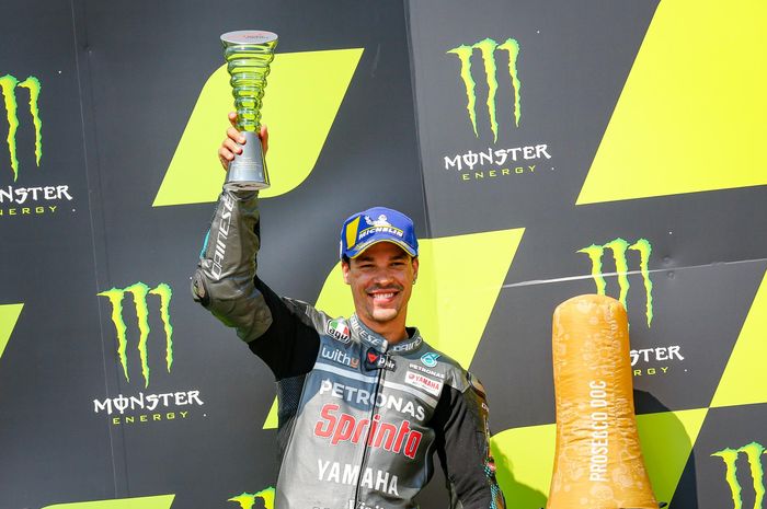 Pembalap Petronas Yamaha SRT, Franco Morbidelli, berpose di podium MotoGP Republik Ceska 2020 di Sirkuit Brno, Minggu (9/8/2020).