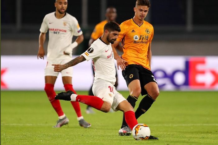 Pemain Sevilla, Ever Banega, dalam laga melawan Wolverhampton Wanderers pada Selasa (11/8/2020).