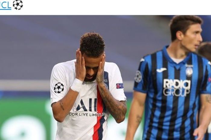 Penyerang Paris Saint-Germain, Neymar, melepaskan tendangan kusut dalam laga perempat final Liga Champions melawan Atalanta di Estadio do Sport Lisboa e Benfica.