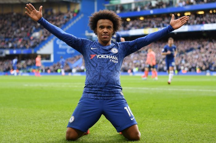 Momen Willian melakukan selebrasi usai mencetak gol ke gawang Everton kala masih berseragam Chelsea di laga Liga Inggris 2019-2020.