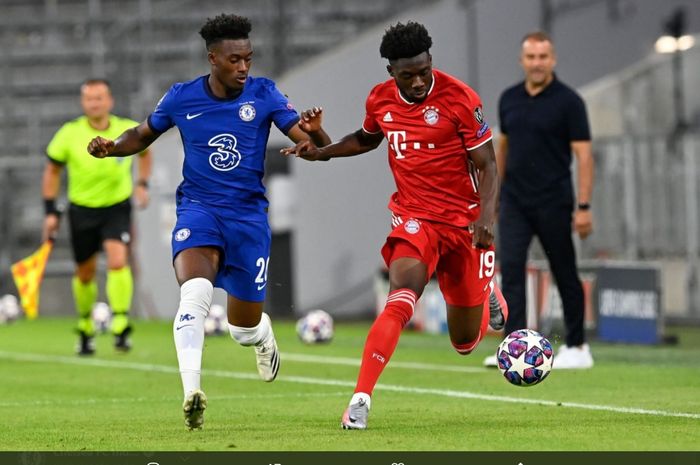 Momen duel antara winger Chelsea, Callum Hudson-Odoi dan bek Bayern Muenchen, Alphonso Davies pada babak 16 besar Liga Champions 2019-2020.