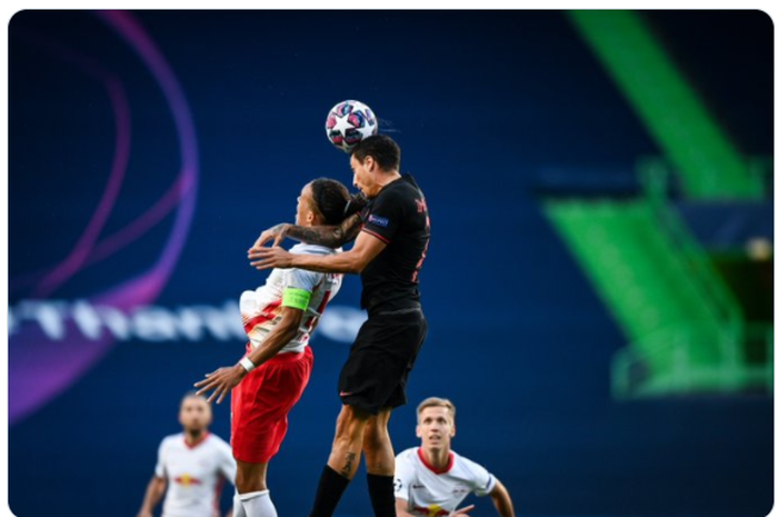 Duel antara kapten RB Leipzig, Yussuf Poulsen (kiri) dengan bek Atletico Madrid, Jose Gimenez di pertandingan perempat final Liga Champions 2019-2020.