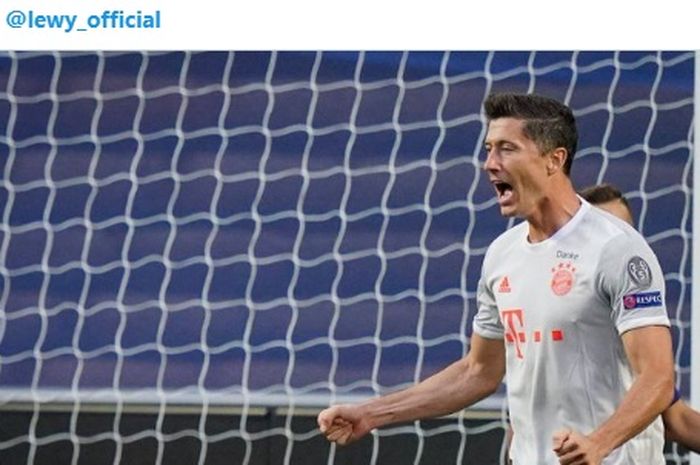 Striker Bayern Muenchen, Robert Lewandowski, melakukan selebrasi usai mencetak gol ke gawang Barcelona dalam laga perempat final Liga Champions.