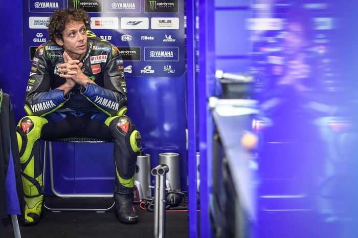 Pembalap Monster Energy Yamaha, Valentino Rossi, berada di pit pada seri balap MotoGP Austria di Red Bull Ring.