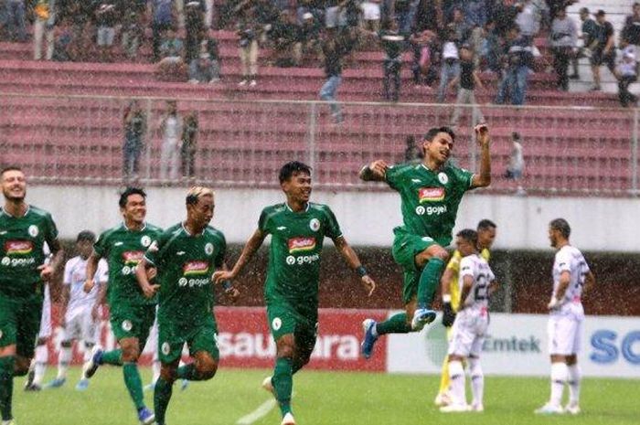 Pemain PSS Sleman Irkham Zahrul Mila merayakan gol yang dicetaknya ke gawang Tira Persikabo dalam laga terkahir Liga 1 musim 2019 di stadion Maguwoharjo, Sleman, DI Yogyakarta, Minggu (22/12/2019).