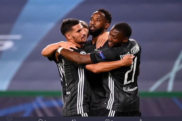 Penyerang Olympique Lyon, Moussa Dembele,  disambut rekan-rekannya usai menjebol gawang Manchester City pada laga perempat final Liga Champions di Estadio Jose Avalade, Sabtu (15/8/2020) atau Minggu dini hari WIB.