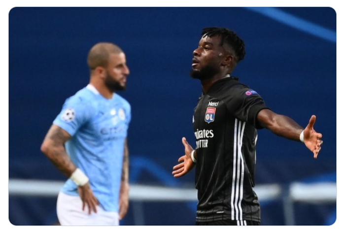 Striker Lyon, Maxwel Cornet (kanan) saat merayakan gol yang ia cetak ke gawang Manchester City pada laga perempat final Liga Champions 2019-2020.