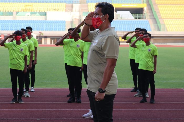 Timnas U-16 Indonesia menggelar upacara bendara untuk memperingati HUT ke-75 RI