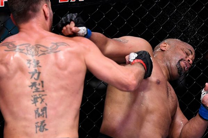 Daniel Cormier, menerima hantaman Stipe Miocic dalam gelaran UFC 252 pada 15 Agustus 2020.