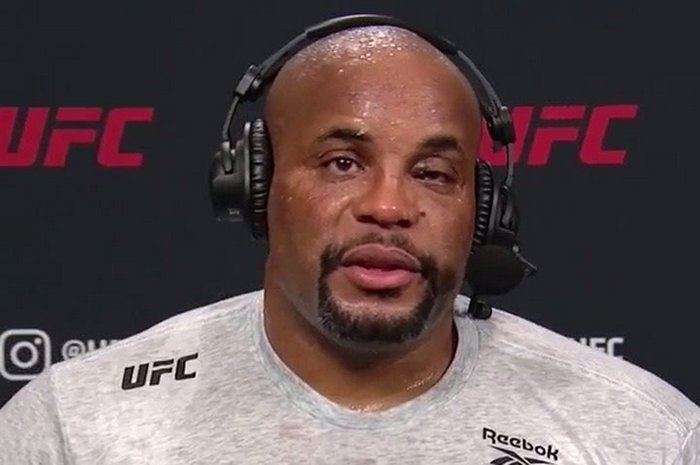 Petarung UFC, Daniel Cormier tengah menceritakan apa yang ia alami pada UFC 252 (16/8/2020).
