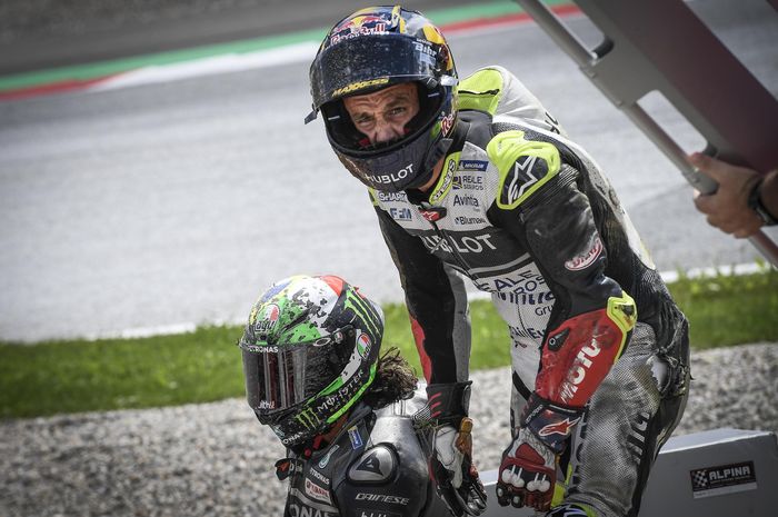 Pembalap Reale Avintia, Johann Zarco (atas), menghampiri Franco Morbidelli (Petronas Yamaha SRT) seusai tabrakan pada balapan MotoGP Austria di Red Bull Ring, Minggu (16/8/2020).