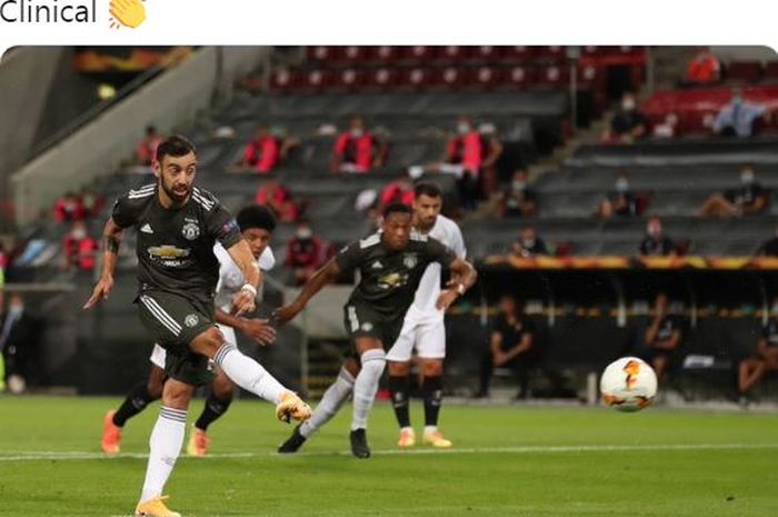 Gelandang Manchester United, Bruno Fernandes, mencetak gol penalti dalam laga semifinal Liga Europa melawan Sevilla di Stadion Koeln, Minggu (16/8/2020).