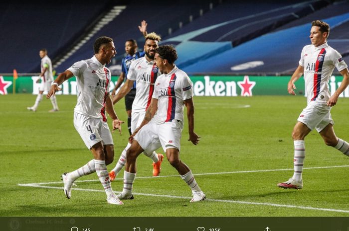 Momen para pemain Paris Saint-Germain (PSG) mengerubungi Marquinhos usai menjebol gawang Atalanta pada laga perempat final Liga Champions 2019-2020.