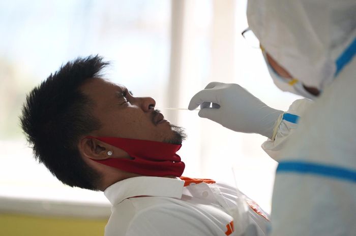 Maman Abdurrahman saat menjalani swab test bersama tim Persija Jakarta di Mess PSAU, Halim, Jakarta, Selasa (18/8/3020).