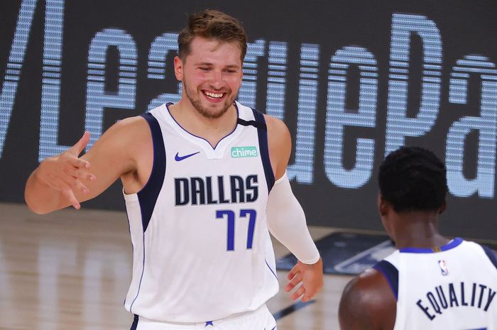 Pebasket bintang Dallas Mavericks, Luka Doncic, melakukan selebrasi dengan rekan setimnya pada laga NBA 2019-2020.