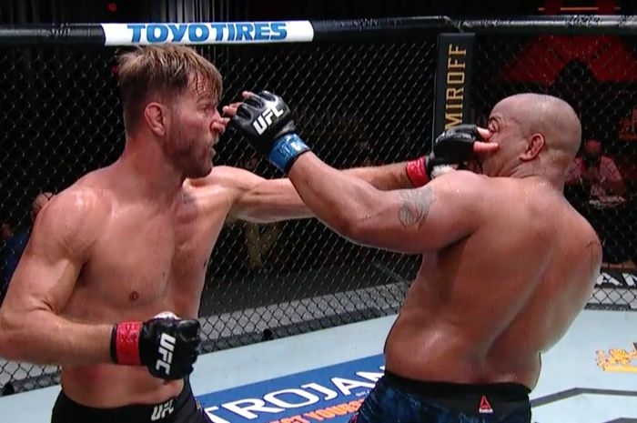 Petarung Amerika Serikat, Stipe Miocic (kiri), sat menghadapi Daniel Cormier pada UFC 252, Minggu (16/8/2020).