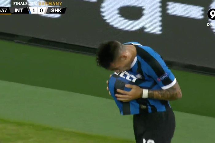 Selebrasi Lautaro Martinez usai menjebol gawang Shakhtar Donetsk pada laga smeifinal Liga Europa, Senin (17/8/2020) atau Selasa dini hari WIB.