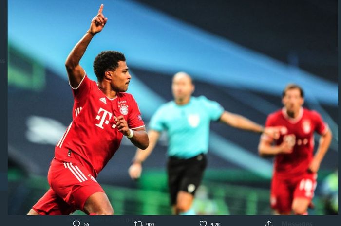 Serge Gnabry merayakan golnya untuk Bayern Muenchen.