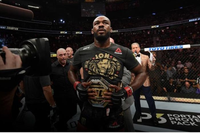 Sabuk juara kelas berat ringan UFC tidak lagi dipegang Jon Jones.