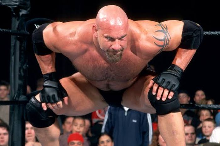 Pegulat WWE, Goldberg pada saat akan melakukan jurus andalannya, yakni Spear.