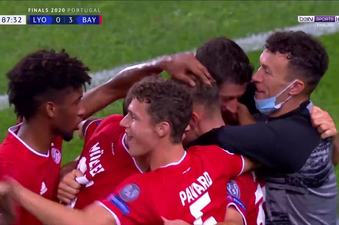 Selebrasi pemain Bayern Muenchen usai menang atas Lyon pada laga semifinal Liga Champions  di Estadio Jose Alvalade, Rabu (19/8/2020) atau Kamis dini hari WIB.