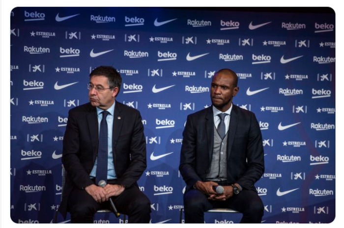 Eric Abidal (kanan) saat bersama presiden Barcelona, Josep Maria Bartomeu, dalam sebuah konferensi pers.