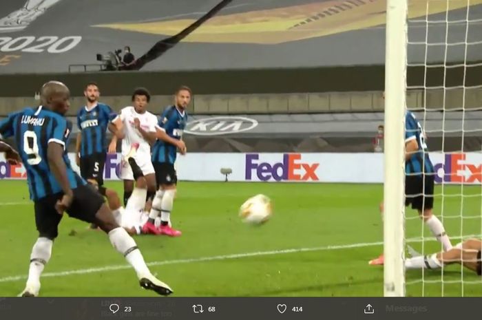 Romelu Lukaku mencetak gol bunuh diri yang membuat Inter Milan kalah dari Sevilla di final Liga Europa 2019-2020.