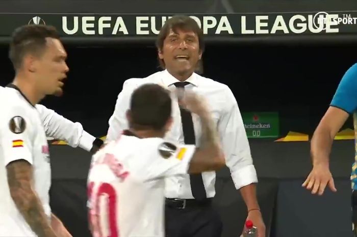 Pelatih Inter Milan, Antonio Conte, saat adu mulut dengan pemain Sevilla, Ever Banega, dalam laga final Liga Europa 2019/2020 pada Jumat (22/8/2020).