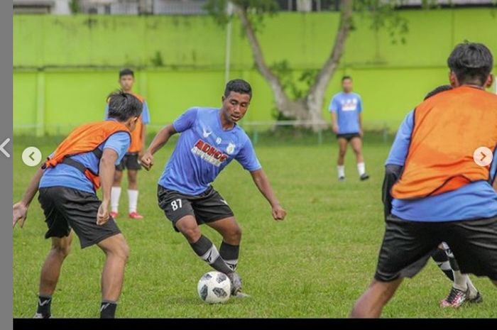 Gelandang PSMS Medan, Ichlasul Qadri, sedang latihan bersama tim dengan julukan Ayam Kinantan tersebut.