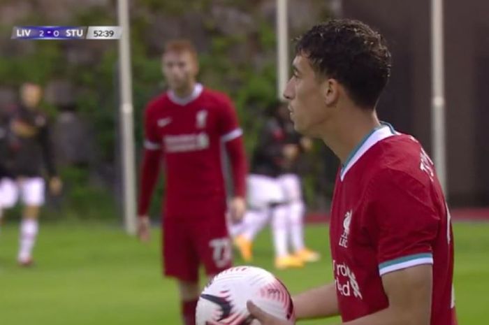 Rekrutan anyar Liverpool, Kostas Tsimikas, dalam laga persahabatan melawan VfB Stuttgart.