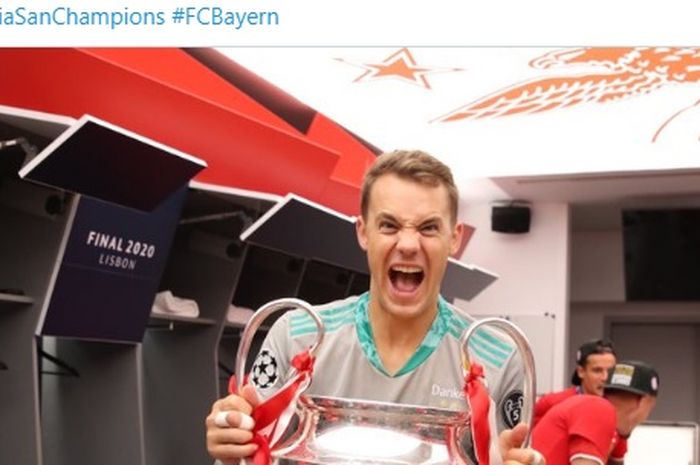 Kiper Bayern Muenchen, Manuel Neuer, berfoto dengan trofi Liga Champions