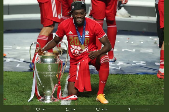 Bek sayap Bayern Muenchen, Alphonso Davies, dengan trofi juara Liga Champions.