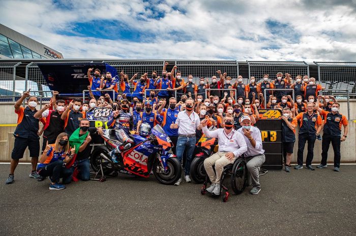 KTM merayakan keberhasilan mereka meraih kemenangan sekaligus podium ganda pada balapan MotoGP Styria di Red Bull Ring, Austria, 23 Agustus 2020.