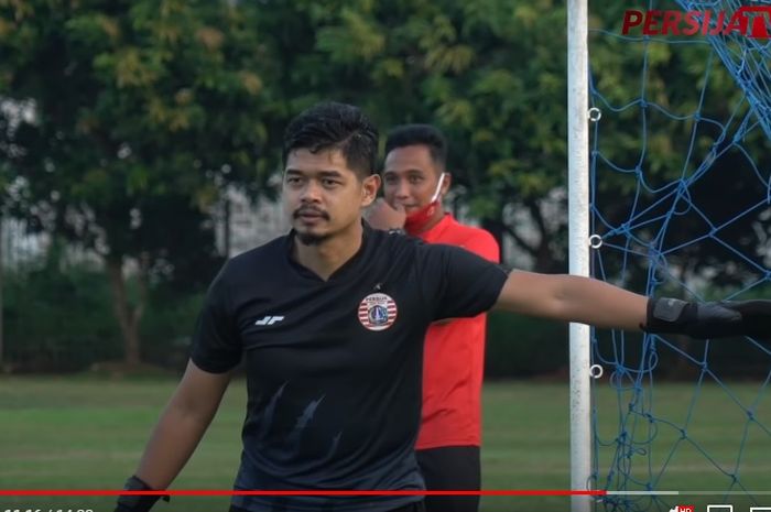 Aksi Bambang Pamungkas jadi penjaga gawang dalam latihan Persija Jakarta