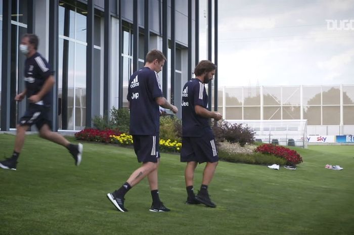 Andrea Pirlo memimpin sesi latihan pertamanya bersama Juventus.