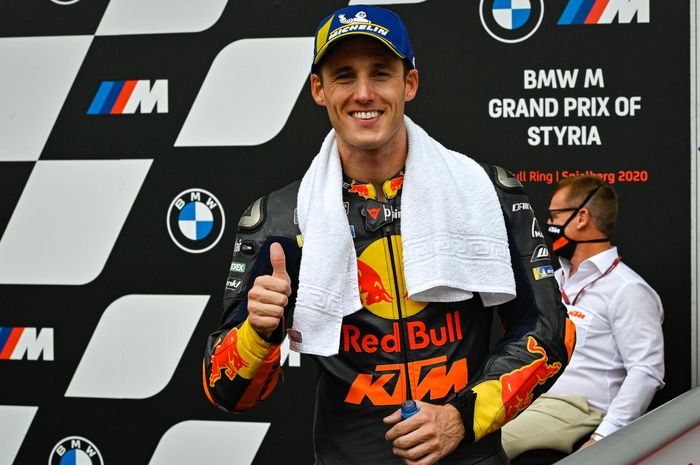 Pembalap Red Bull KTM, Pol Espargaro, berpose setelah finis ketiga pada balapan MotoGP Styria di Red Bull Ring, Minggu (23/8/2020).