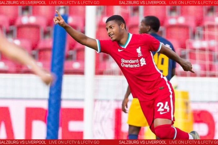 Rhian Brewster usai mencetak gol ke gawang Salzburg dalam laga ujicoba pramusim di Red Bull Arena, Salzburg, Selasa (25/8/2020).